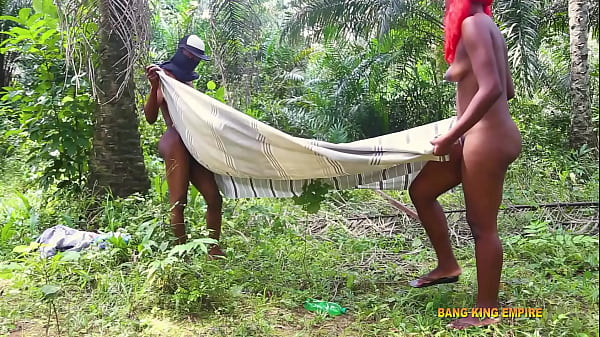 Une salope africaine mature aux gros seins se fait caresser passionnément