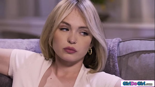 Un colocataire à la rescousse avec un panier de godes pour faire jouir Lilly