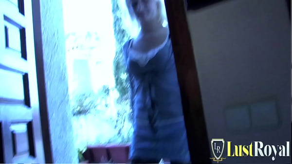 Une jeune blonde en bas sexy suce une bite et se fait baiser