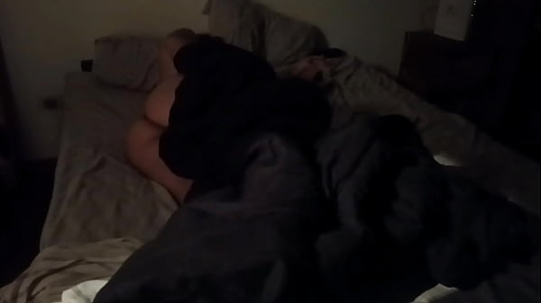 Il entre dans la chambre de sa belle-fille timide et allume la caméra pour enregistrer une rencontre sexuelle en la baisant