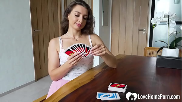 Notre pari de jeu de cartes se termine avec sa chatte baisée durement