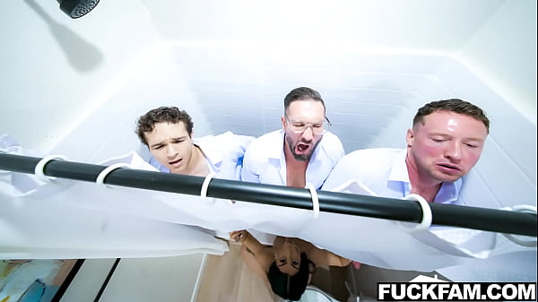 Roxie affronte Three Step Cocks pour célébrer sa remise de diplôme !