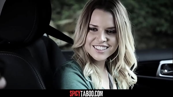 Un moniteur d’auto-école baise une adolescente blonde en extérieur