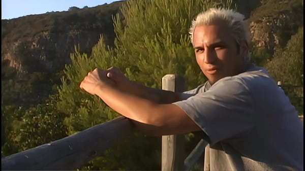 Britney Stevens est assise sur son canapé à côté de son amant noir