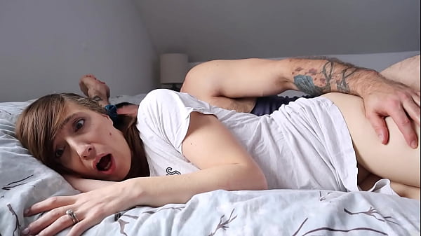 Un beau-père confond accidentellement sa belle-fille avec sa femme, la laissant avec une chatte crémeuse.
