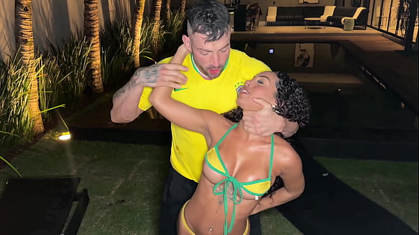 Sexe interracial fou avec une adolescente brésilienne aux fesses parfaites