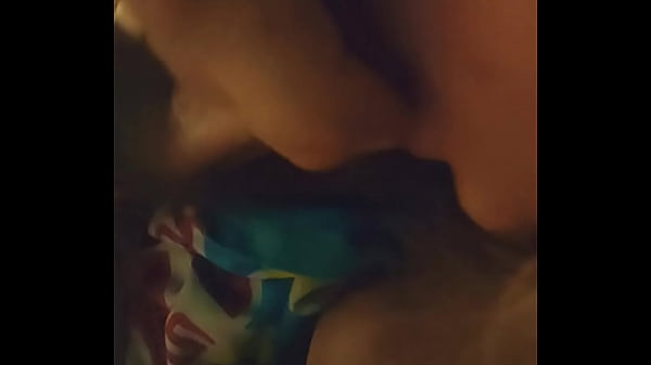Je dors chez un ami de me réveille avec sa bite en bouche