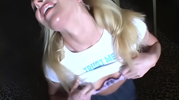 Regardez-le enfoncer sa trique dans et hors de ces chiennes excitées