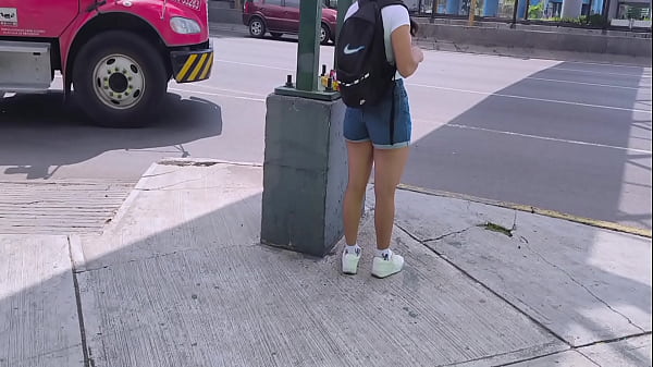 Un petit vendeur ambulant se retrouve dans un hôtel avec un inconnu ! Caméra cachée