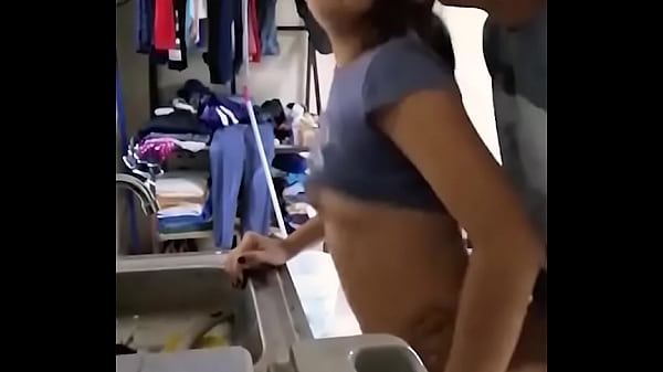 Une jolie mexicaine amateur se fait baiser en faisant la vaisselle
