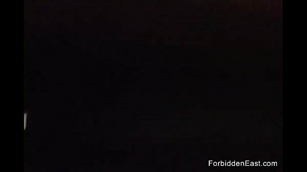 Une ado japonaise aux petits seins suce deux bites à la fois