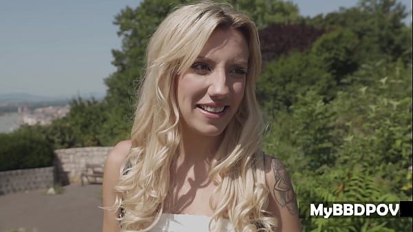 La jeune salope Sophia Grace me laisse la baiser idiote dans le cul