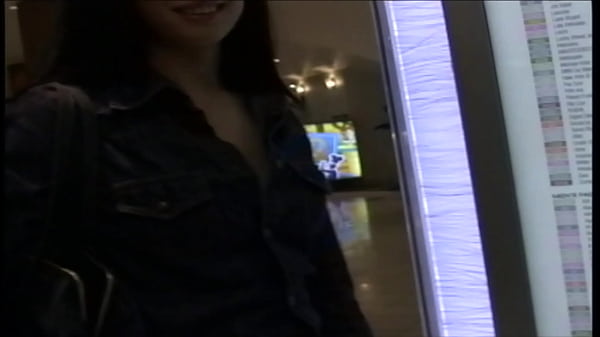 18 teen Lola Banks se déshabille devant la caméra puis se fait pénétrer.