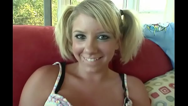 Une étudiante se fait baiser lors d’un casting porno.