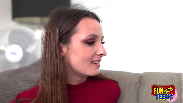 Une jolie petite adolescente se fait baiser par un mec à grosse bite