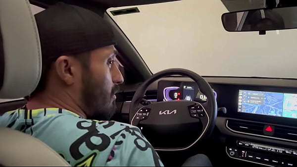 Une petite amie excitée humilie son copain avec un godemichet noir et le vide de tout son sperme