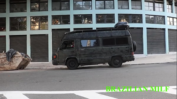 Le grand Noir avec son énorme bite a baisé la grand-mère coquine dans le camping-car