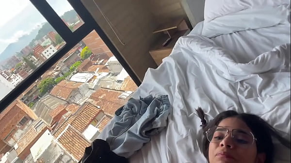 Petite Colombienne Latina MILF brune aux gros seins fait une fellation profonde en levrette et en cowgirl