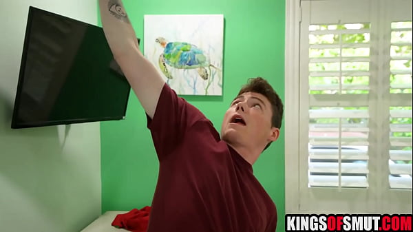 Belle-mère et meilleure amie aidant leur beau-fils inexpérimenté