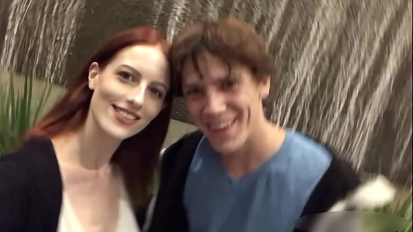 La superbe adolescente rousse Alex Harper s’occupe d’une énorme bite dans cette vidéo amateur