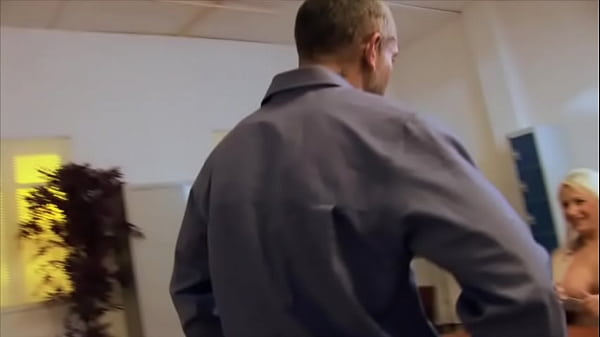 Le professeur a de la chance et couche avec deux de ses élèves.