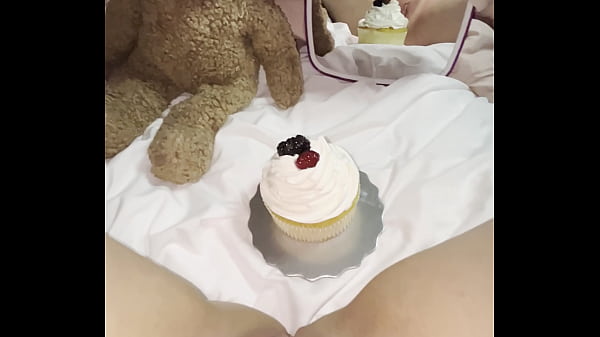 Ma belle-sœur vierge de 18 ans se masturbe avec un gâteau crémeux