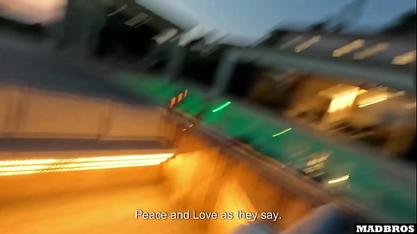 Un couple de voisins français accepte de faire du bruit dans une villa en échangeant nos femmes !