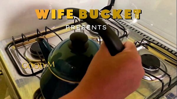 MILF amateurs par Wifebucket – Une fellation matinale, quelle excellente façon de commencer la journée !