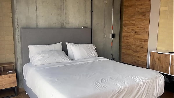 Partie de jambes en l’air dans les coulisses avec une jeune Latina menue en uniforme de cosplay