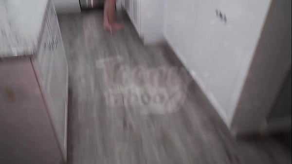 Filmée sur notre lit, Amber Angel se caresse le sexe avant de se faire éjaculer dessus