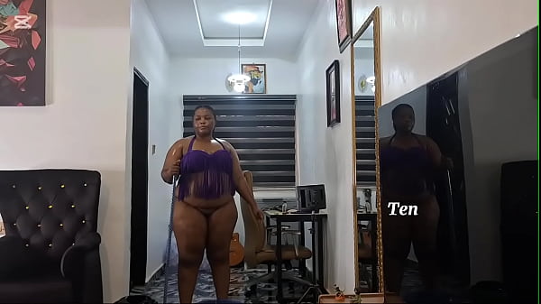 Une MILF ronde aime les tâches ménagères nue