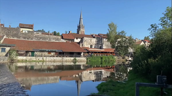 Elle passe sous le bureau pour un Job de serveuse en club