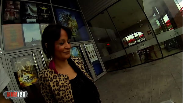 Margaux Lenoir, une MILF française à la forte poitrine, se fait baiser et éjacule pour de l’argent