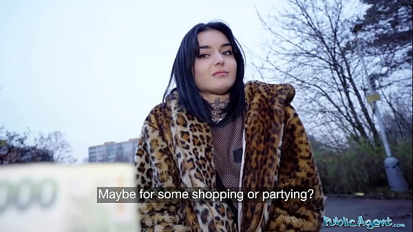 L’actrice porno française Crystal Cherry se fait faire une fellation en extérieur, filmée en POV avec une grosse bite