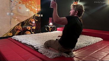 MILF à gros seins, double fellation et trio par derrière