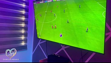 Je suce la bite de mon colocataire pendant qu’il joue à la Playstation avec ses potes