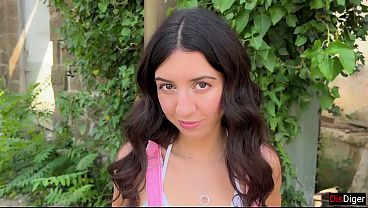 Une adolescente surprise en train d’uriner dans un lieu abandonné se fait baiser et éjaculer à l’intérieur de son vagin étroit