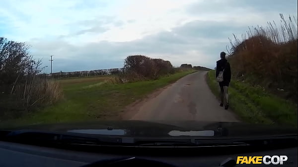 Une MILF américaine aguicheuse en bas résille noirs se fait baiser par un policier britannique