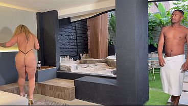 Gros pénis noir chanceux se fait baiser la chatte mouillée de la MILF de sa voisine dans une scène interraciale en plein air