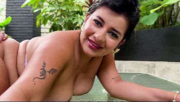 Une jeune fille aux formes généreuses trompe son petit ami avec un inconnu