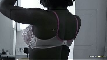 Les rapports sexuels collectifs interraciaux avec la MILF brune d’origine africaine incluent des rapports sexuels anaux