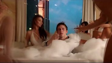 Une MILF à la forte poitrine a avalé une grosse bite bien dure avant une séance de sexe anal intense avec son petit ami