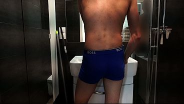 Sexe hardcore dans la salle de bain après une pipe profonde et bien baveuse. Une vraie amatrice