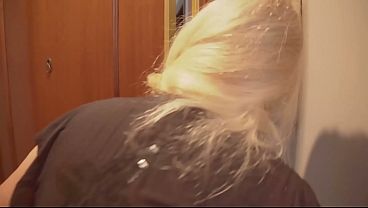 Un plan à trois avec une jeune blonde et une brune au naturel, partageant la même grosse queue.