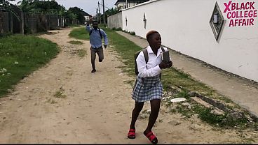 Une jeune étudiante se précipite dans la chambre en suppliant d’avoir du sexe. À savourer en 4K.