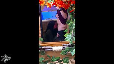 10e anniversaire et on baise toujours comme des bêtes : branlette devant le miroir, branlettes dans le jacuzzi et double éjaculation sur ma femme