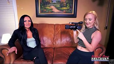 Alex et Carmen, deux petites étudiantes brunes tatouées, partagent une séance de deepthroat et d’anulingus !