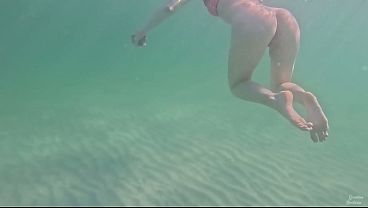 ASMR POV : jeune femme amateur aux longues jambes et au corps parfait nageant tranquillement sous l’eau