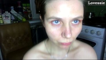 Sexe amateur avec une brune aux yeux bleus très chaude et une séance de gorge profonde dans la cuisine
