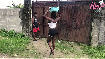 Une vendeuse d’eau en sachet couche avec des hommes pour gagner un supplément. À voir en 4K